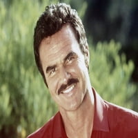 Burt Reynolds zgodan nasmiješeni portret s plasterom brkova