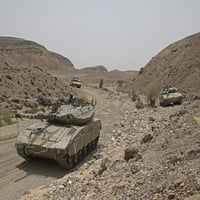 Merkava III Glavni bojni tenkovi u pustinji Negev, Israel Poster Print