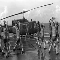 Marinci rade skakave priključke na palubi amfibijskog napada broda američke nasljednike. Izv. 1982.