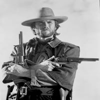 Clint Eastwood poziran u kaubojskom rubu s dva pištolja