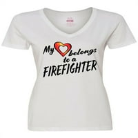 Inktastično moje srce pripada vatrogasci s crvenim srcem ženskom majicom V-izrez