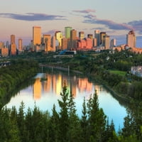 Odraz centra grada u vodi na izlasku sunca, Sjeverna Saskatchewan River, Edmonton, Alberta, Kanada Poster