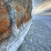 Veliki lišajevi natkriveni sten na smrznutom jezeru smještenom na stanovima pored Hudson-ove zaljeve;