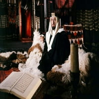 Alec Guinness u Lawrenceu Arabia u šatoru sjedeći na krškom plakatu