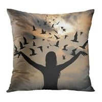 Oslobađanje učenja letećim pticama leteći i silueta žene morskog sunca apstraktni oblačni jastučni jastuk