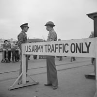 Dan nakon Biserskog lučkog napada u San Francisku. Vojska stražara stajaća straža na transportnom pristaništu.
