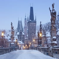 Prag - Charles Bridge Tower Nad St. Nicolas Church na zimskom jutarnjem plakat Print