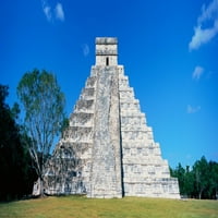 Panoramski pogled na maja piramidu Kukulkan i ruševine na Chichen Itzi, poluotoku Yucatan, Meksiko Poster