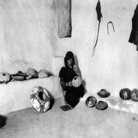 Hopi Potter, C1903. Nnampeyo, Hopi Potter Hano Pueblo na sjeveroistoku Arizone, ukrašavanje keramike.