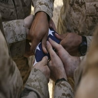 Marinci presavi američku zastavu nakon što je postavljena u znak sjećanja na pali vojnik. Print plakata