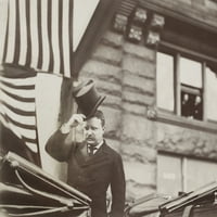 Theodore Roosevelt prevrnuvši šešir u otvorenoj historiji nosača