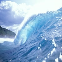 Havaji, Oahu, Sjeverna obala, bočni pogled na čisti plavi val u kovrču, pogledajte na bijeli nebo plakat