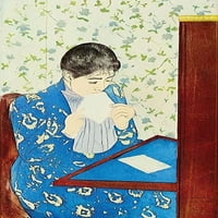 Žena INS plava haljina uzorka liže kovertu spremnu za brtvljenje pisma dok sjedi na njenom stolu za
