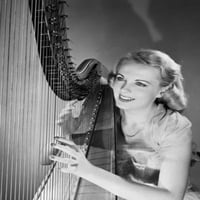 Mlada žena koja svira harfu i nasmijani plakat print