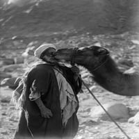 Egipat: Putnik. Nan egipatski putnik i njegova kamila. Fotografija, početkom 20. veka. Poster Print