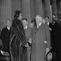Harold Ickes pozdravlja Marian Anderson na svom Lincoln Memorial koncertu. Apr. Istorija