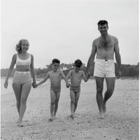 Postarazzi Sal porodice sa dva sina hoda na plaža na plaži Print - In