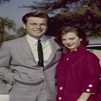 Natalie Wood i Robert Wagner Happy Par po automobilu na otvorenom crveni kaput jaknu plakat