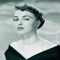 Portret mlade žene koja nosi print ogrlice za plakat ogrlica